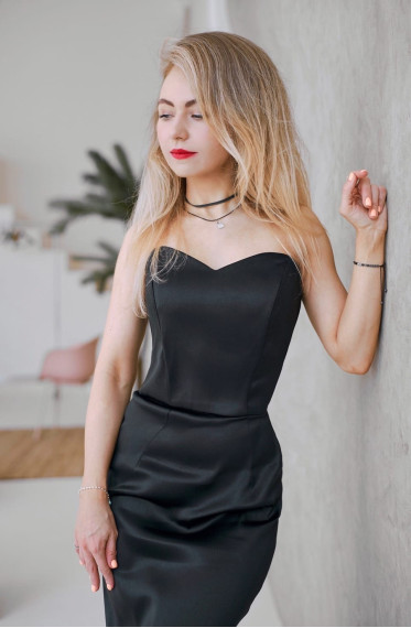 Атласное чёрное платье с декором из перьев | YULIA KEYLOR